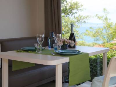 Campingplatz Gardasee mit Mobilheim mit Seeblick und Geschirrspüler 3