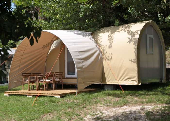 Campingplatz Glamping Gardasee mit Zelt mit Klimaanlage in der Naehe vom See 
