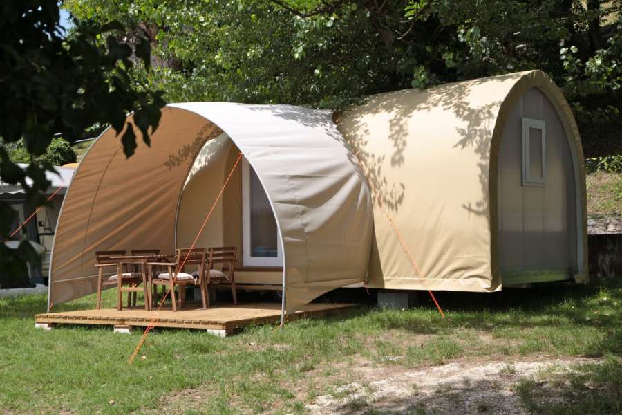 Campingplatz Glamping Gardasee mit Zelt mit Klimaanlage in der Naehe vom See 