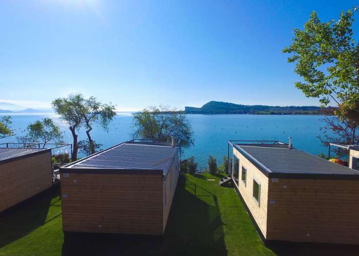 Campingplatz Gardasee mit Mobilheim mit Seeblick und überdachter Terrasse 