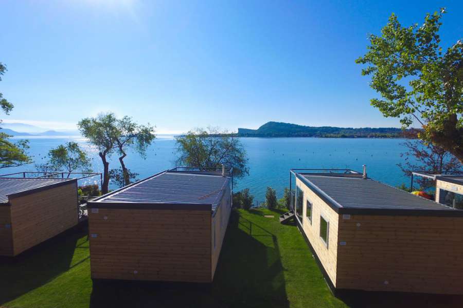 Campingplatz Gardasee mit Mobilheim mit Seeblick und überdachter Terrasse 