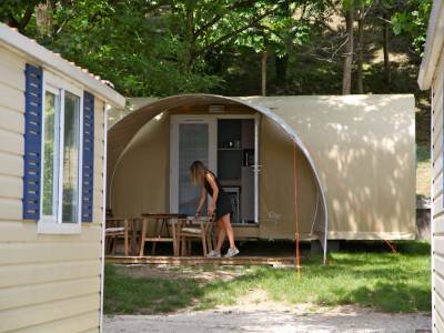 Campingplatz Glamping Gardasee mit Zelt mit Klimaanlage in der Naehe vom See  2