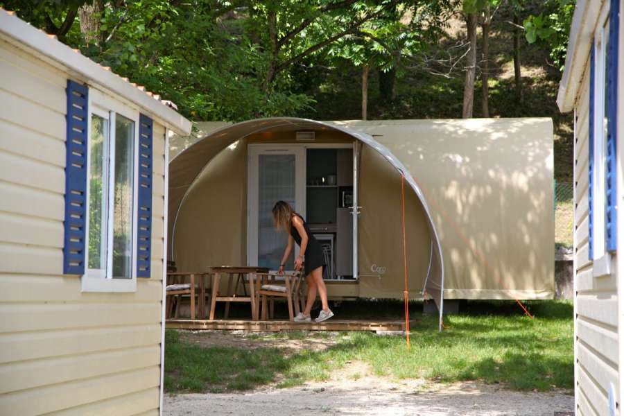Campingplatz Glamping Gardasee mit Zelt mit Klimaanlage in der Naehe vom See  2