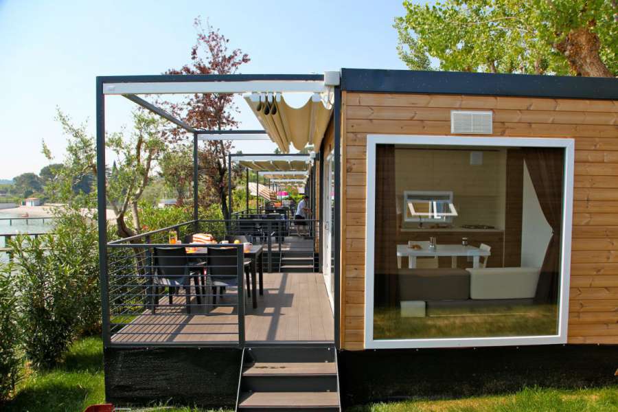 Campingplatz Gardasee mit Mobilheim mit Seeblick und überdachter Terrasse 18