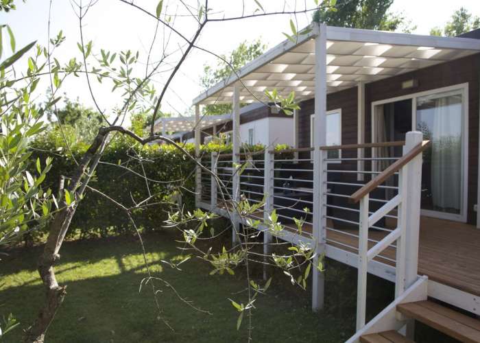 Campingplatz Gardasee mit Mobilheim mit Seeblick und Terrasse 2