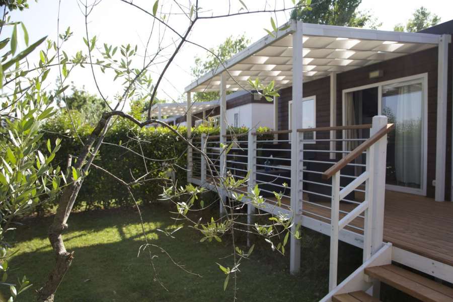 Campingplatz Gardasee mit Mobilheim mit Seeblick und Terrasse 2