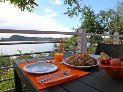 Campingplatz Gardasee mit Mobilheim mit Seeblick und überdachter Terrasse 2