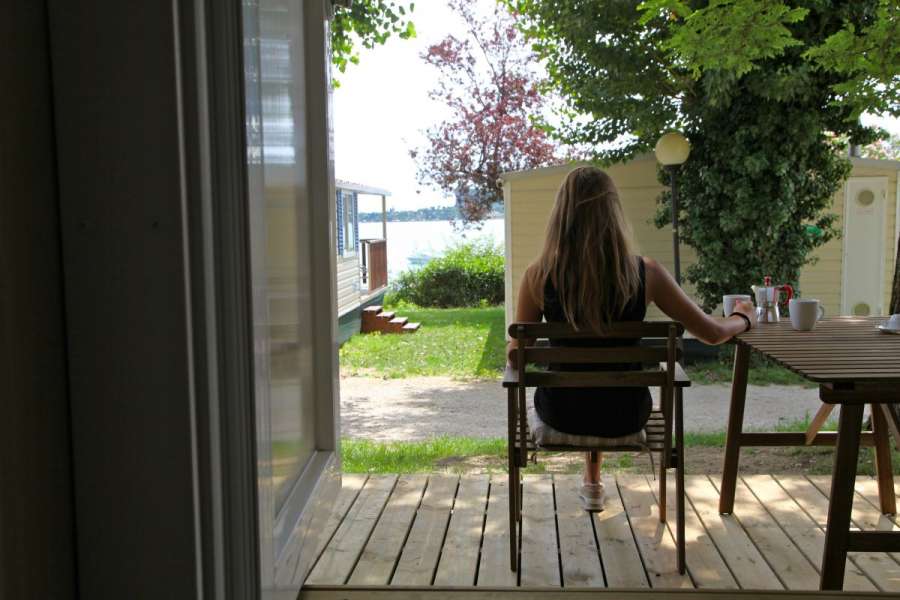 Campingplatz Glamping Gardasee mit Zelt mit Klimaanlage in der Naehe vom See  1