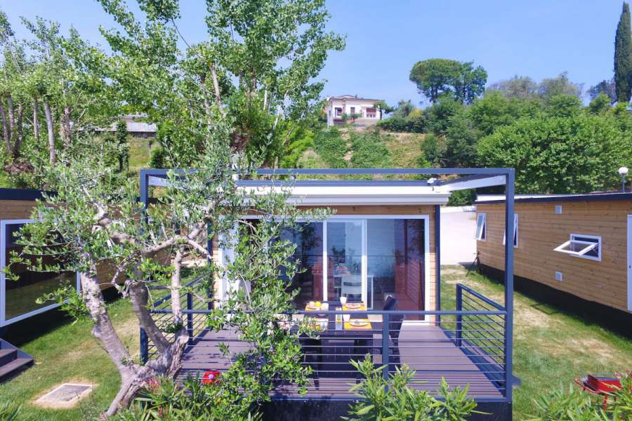 Campingplatz Gardasee mit Mobilheim mit Seeblick und überdachter Terrasse 13