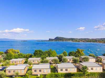 Campingplatz Gardasee mit Mobilheim mit Seeblick und überdachter Terrasse 