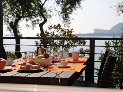 Campingplatz Gardasee mit Mobilheim mit Seeblick und überdachter Terrasse 4