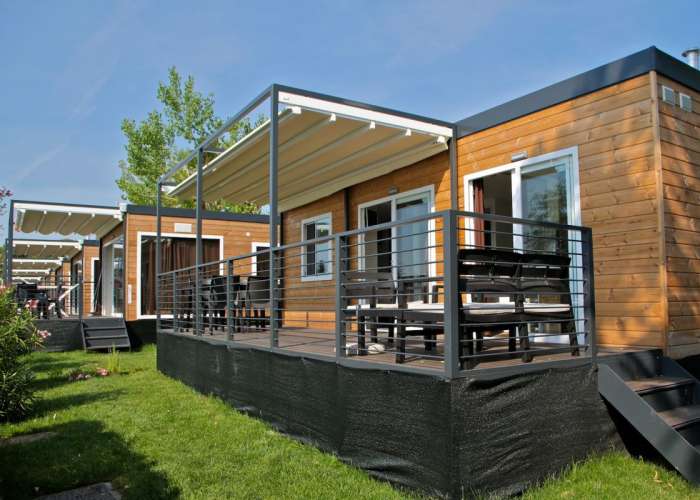 Campingplatz Gardasee mit Mobilheim mit Seeblick und überdachter Terrasse 