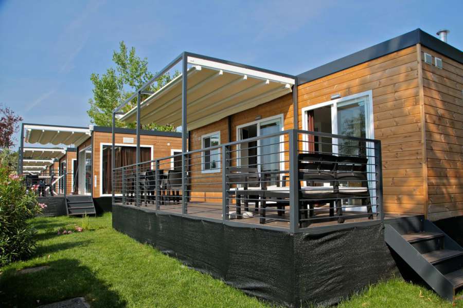 Campingplatz Gardasee mit Mobilheim mit Seeblick und überdachter Terrasse 