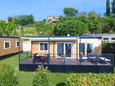 Campingplatz Gardasee mit Mobilheim mit Seeblick und überdachter Terrasse 2