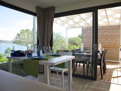 Campingplatz Gardasee mit Mobilheim mit Seeblick und überdachter Terrasse 3