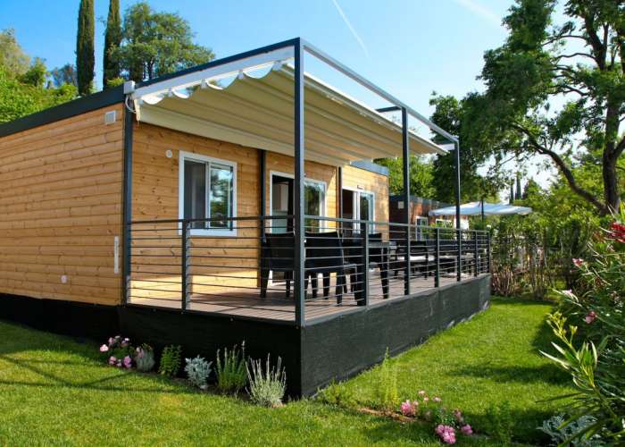Campingplatz Gardasee mit Mobilheim mit Seeblick und überdachter Terrasse 1