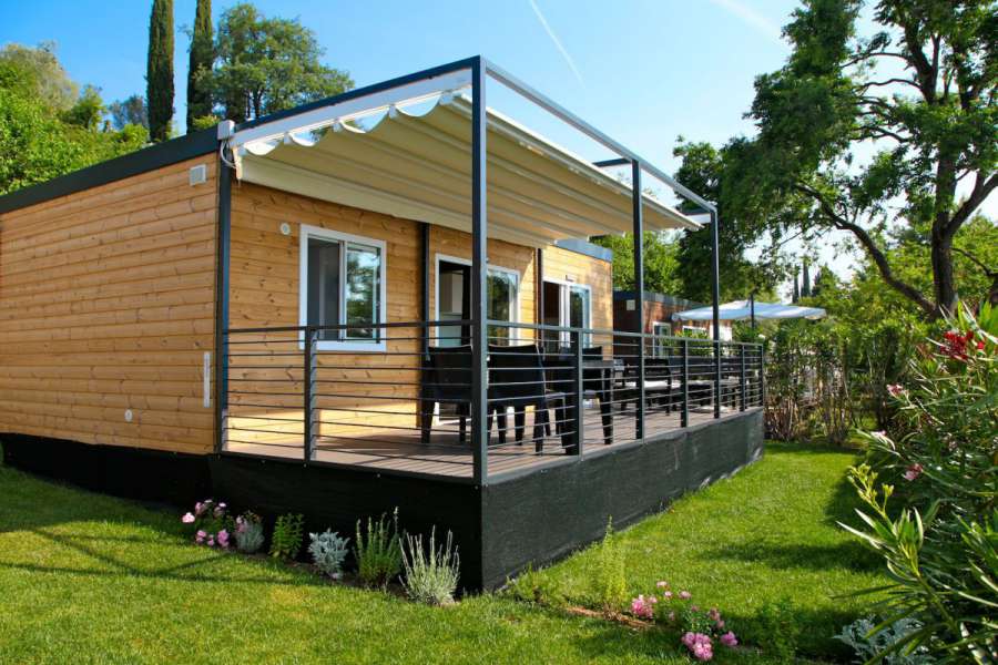 Campingplatz Gardasee mit Mobilheim mit Seeblick und überdachter Terrasse 1