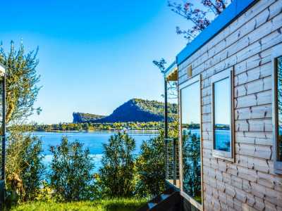 Campingplatz Gardasee mit Mobilheim mit Seeblick und überdachter Terrasse 1