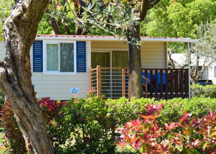 Campingplatz Gardasee mit Mobilheim mit überdachter Terrasse 