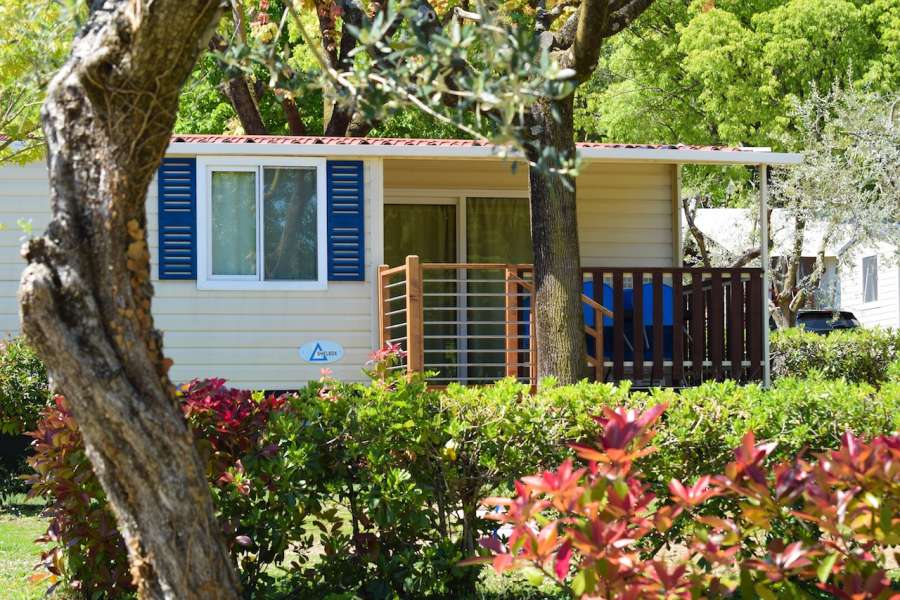 Campingplatz Gardasee mit Mobilheim mit überdachter Terrasse 