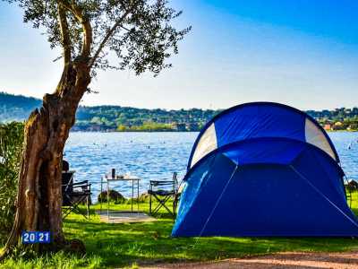 Campingplatz Gardasee mit Stellplätzen direkt am See 