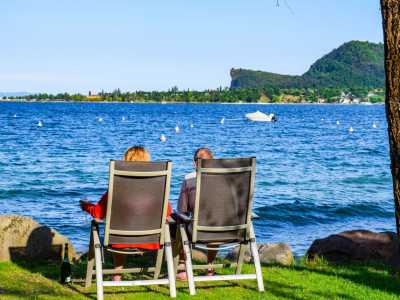 Campingplatz Gardasee mit Stellplätzen direkt am See 