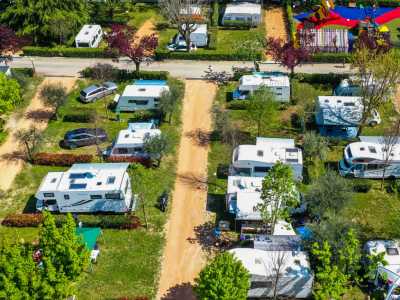 Campingplatz Gardasee mit großen Stellplätzen und 10 Ampere Strom 2