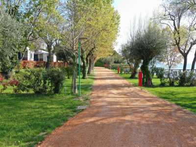 Campingplatz Gardasee mit Stellplätzen in der Nähe vom See 