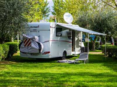 Campingplatz Gardasee mit großen Stellplätzen und 10 Ampere Strom 