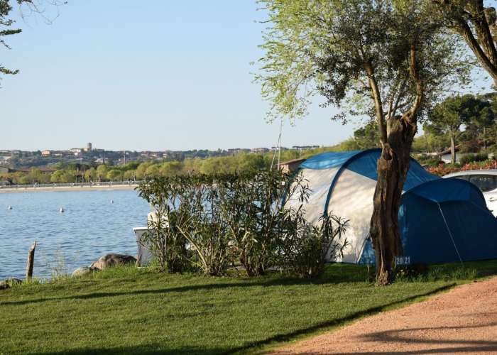 Campingplatz Gardasee mit Stellplätzen direkt am See 2