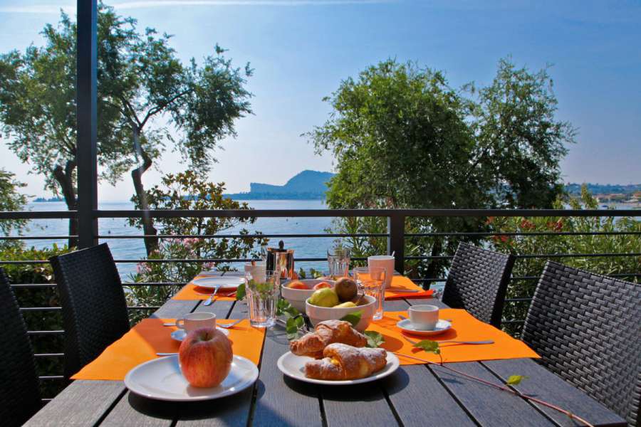 Campingplatz Gardasee mit Mobilheim mit Seeblick und überdachter Terrasse 9