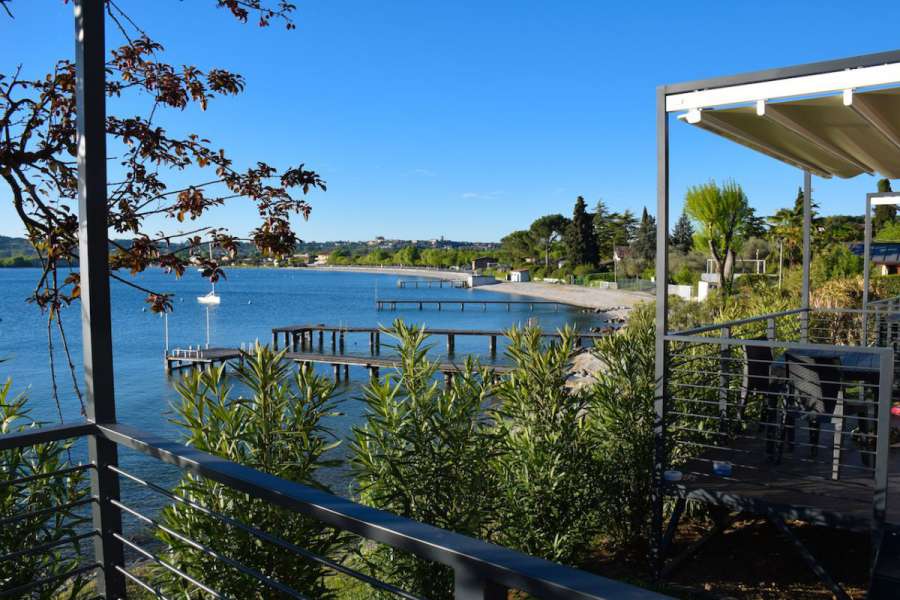Campingplatz Gardasee mit Mobilheim mit Seeblick und überdachter Terrasse 12