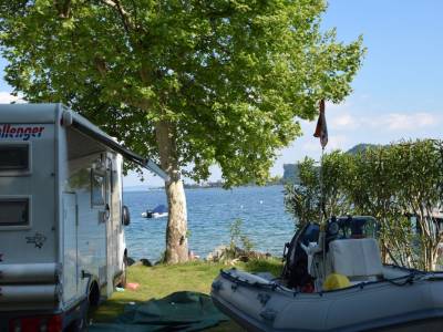Campingplatz Gardasee mit Stellplätzen direkt am See 3