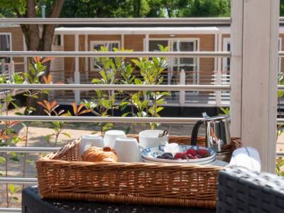 Campingplatz Gardasee mit Mobilheim mit überdachter Terrasse 3