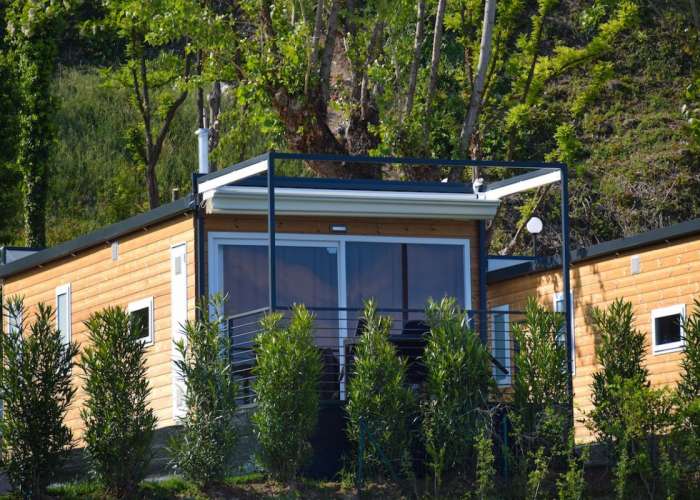 Campingplatz Gardasee mit Mobilheim mit Seeblick und überdachter Terrasse 1