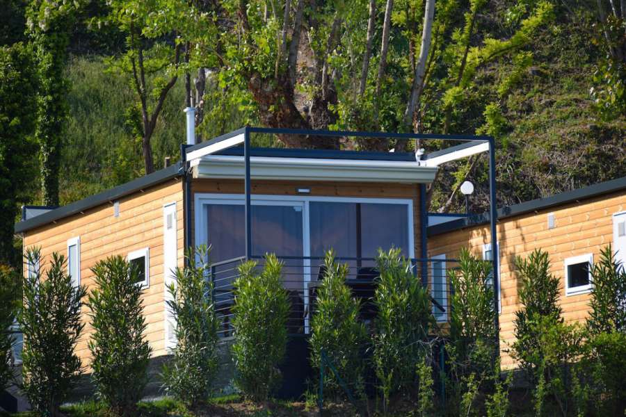 Campingplatz Gardasee mit Mobilheim mit Seeblick und überdachter Terrasse 1