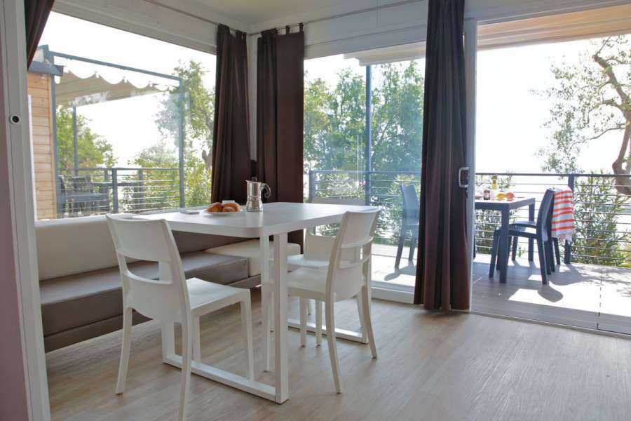 Campingplatz Gardasee mit Mobilheim mit Seeblick und überdachter Terrasse 5