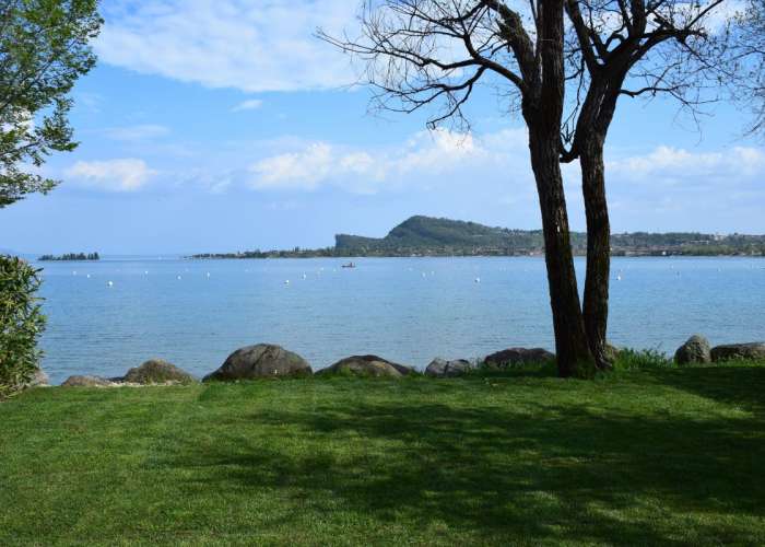 Campingplatz Gardasee mit Stellplätzen direkt am See