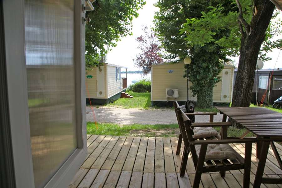 Campingplatz Glamping Gardasee mit Zelt mit Klimaanlage in der Naehe vom See  5