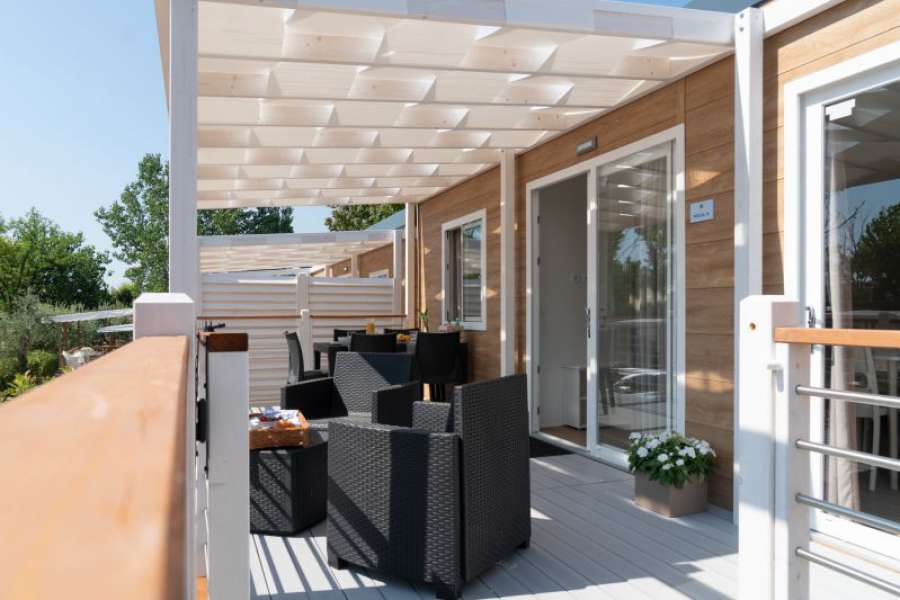 Campingplatz Gardasee mit Mobilheim mit überdachter Terrasse 