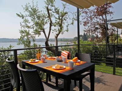 Campingplatz Gardasee mit Mobilheim mit Seeblick und überdachter Terrasse 3