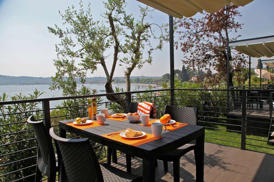 Campingplatz Gardasee mit Mobilheim mit Seeblick und überdachter Terrasse 3