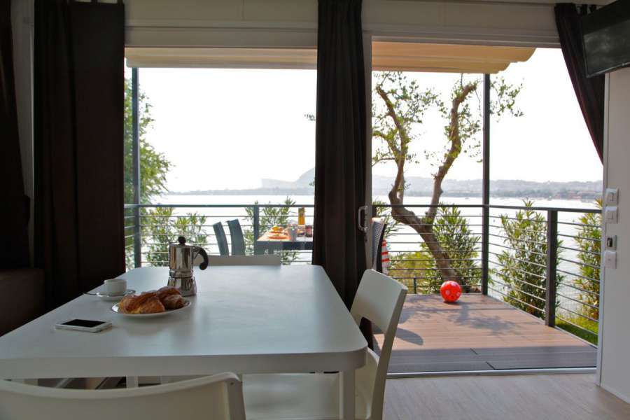 Campingplatz Gardasee mit Mobilheim mit Seeblick und überdachter Terrasse 14