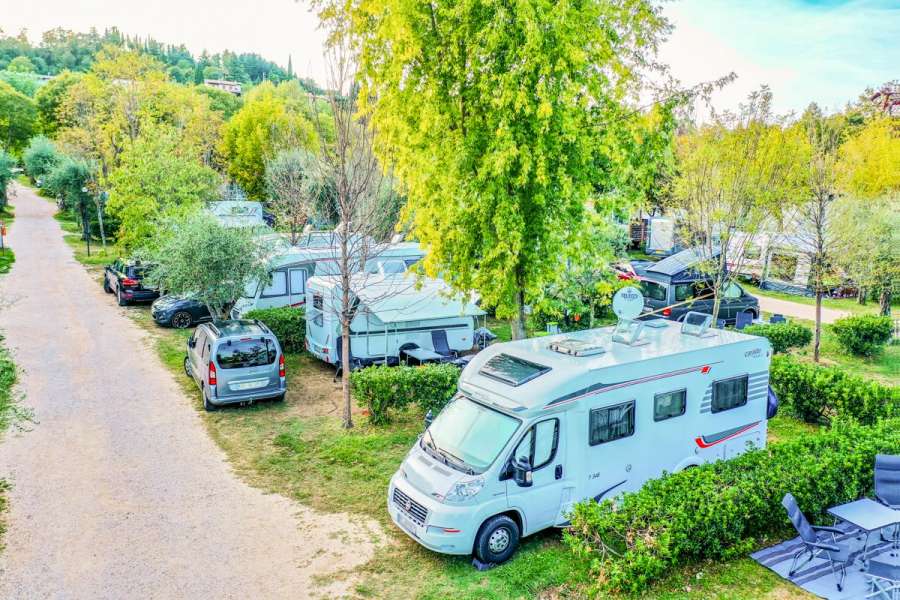 Camping Gardasee mit Standardstellplätzen und 6 Ampere Strom 
