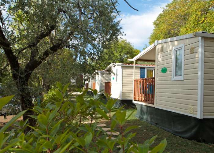 Campingplatz Gardasee mit Mobilheim mit Seeblick und überdachter Terrasse 