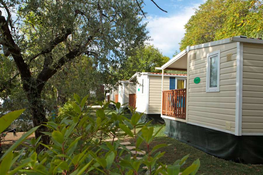 Campingplatz Gardasee mit Mobilheim mit Seeblick und überdachter Terrasse 