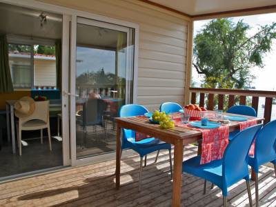 Campingplatz Gardasee mit Mobilheim mit Seeblick und überdachter Terrasse 2