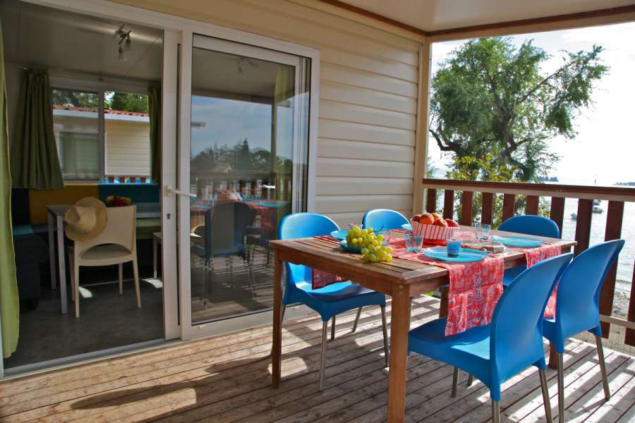 Campingplatz Gardasee mit Mobilheim mit Seeblick und überdachter Terrasse 2