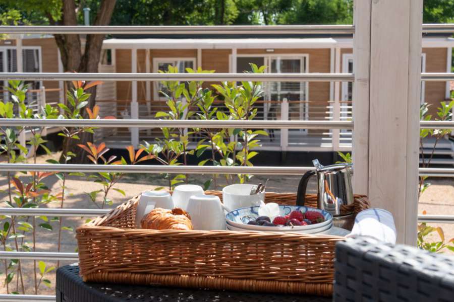 Campingplatz Gardasee mit Mobilheim mit überdachter Terrasse 9