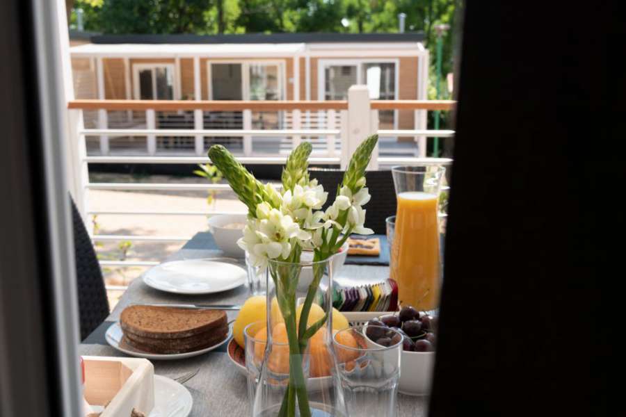 Campingplatz Gardasee mit Mobilheim mit überdachter Terrasse 6
